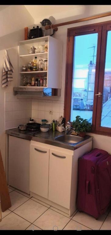Sacre Coup De Coeur - Studio Apartment Paris Bagian luar foto